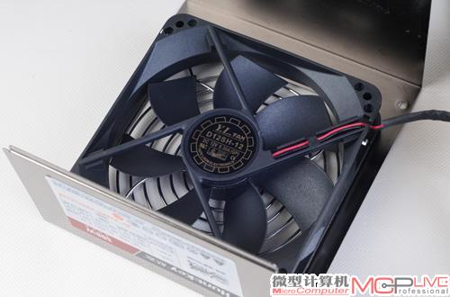 在中高端电源上常见的悦伦12cm静音风扇，在静音和散热效果的平衡上做得不错。