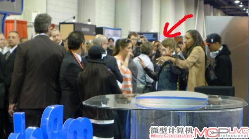 红衣小妹:Justin, I love u!!! 贾斯汀:??!! 红衣小妹:Justin, I love u!!! 贾斯汀:??!!