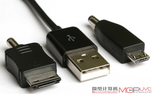 从左到右依次是采用塑料拼合、高周波注塑和一体成型注塑工艺的转接头。