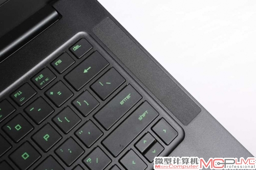Blade 14的键盘两边配置了一对长方形的扬声器，玩游戏时声音足够洪亮、立体。
